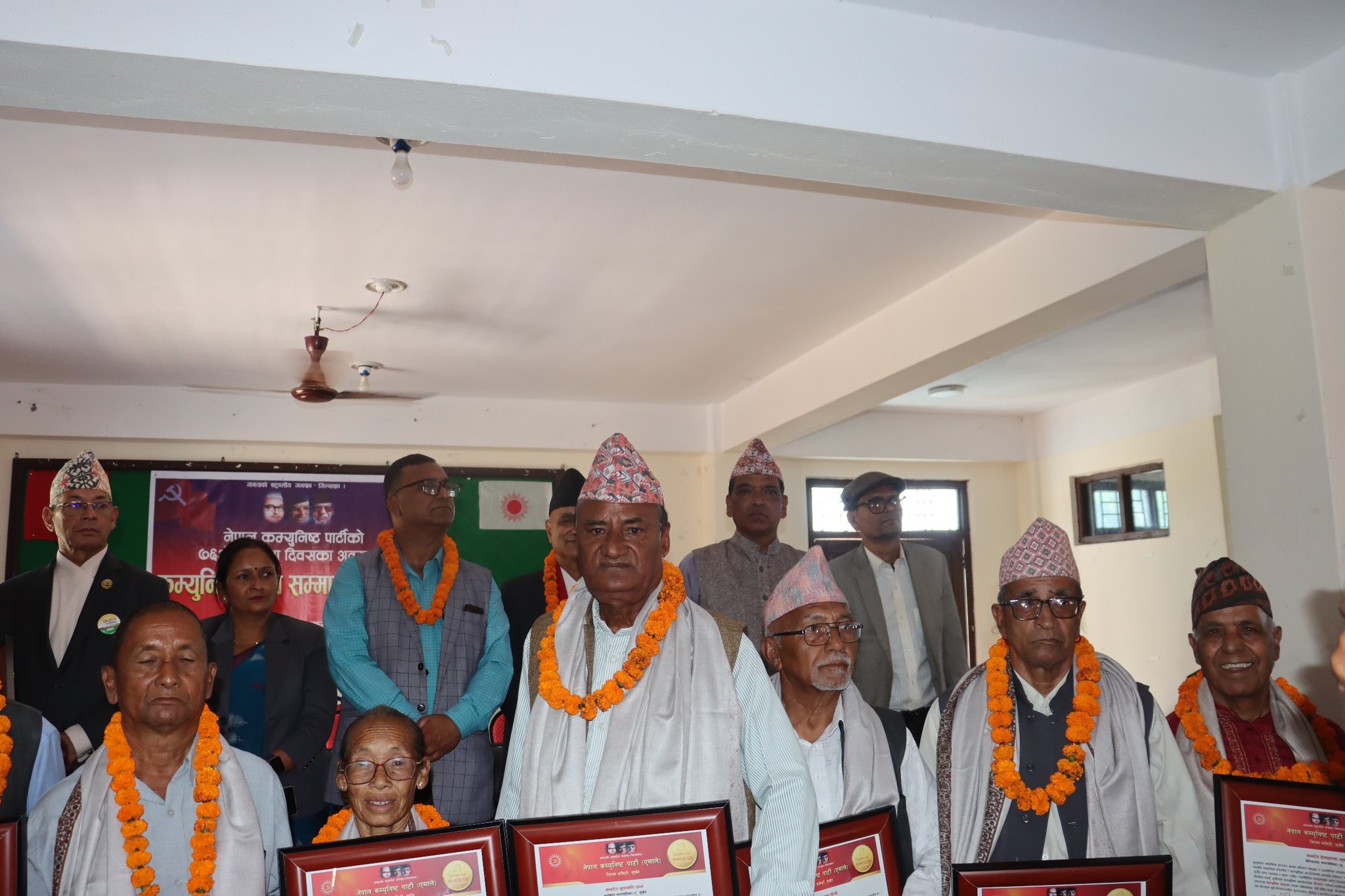 ‘अग्रज कम्युनिस्ट योद्धा’हरुलाई एमाले सुर्खेतको सम्मान
