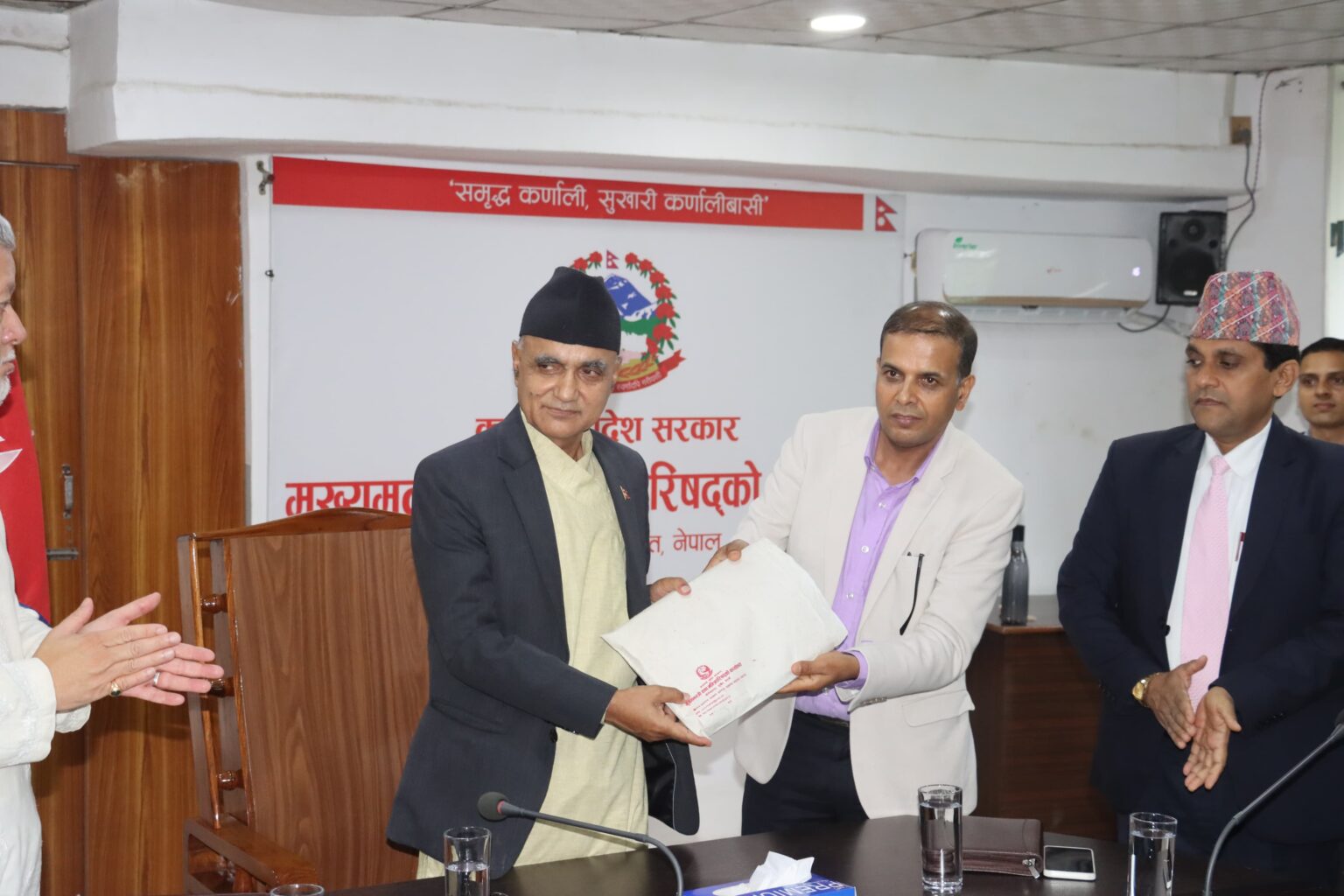 कर्णाली प्रदेशको प्रशासनिक पुनर्संरचना गर्न गठित समितिले प्रतिवेदन बुझायाे
