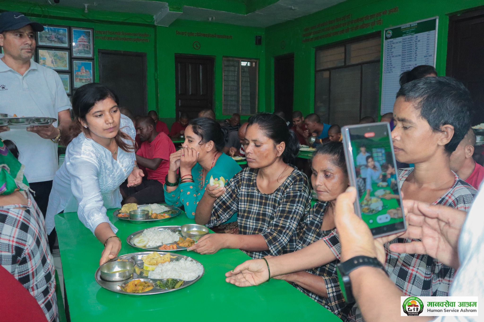 नेपाल निजामती कर्मचारी संगठन सुर्खेत द्वारा मानव सेवा आश्रममा भोजनसेवा