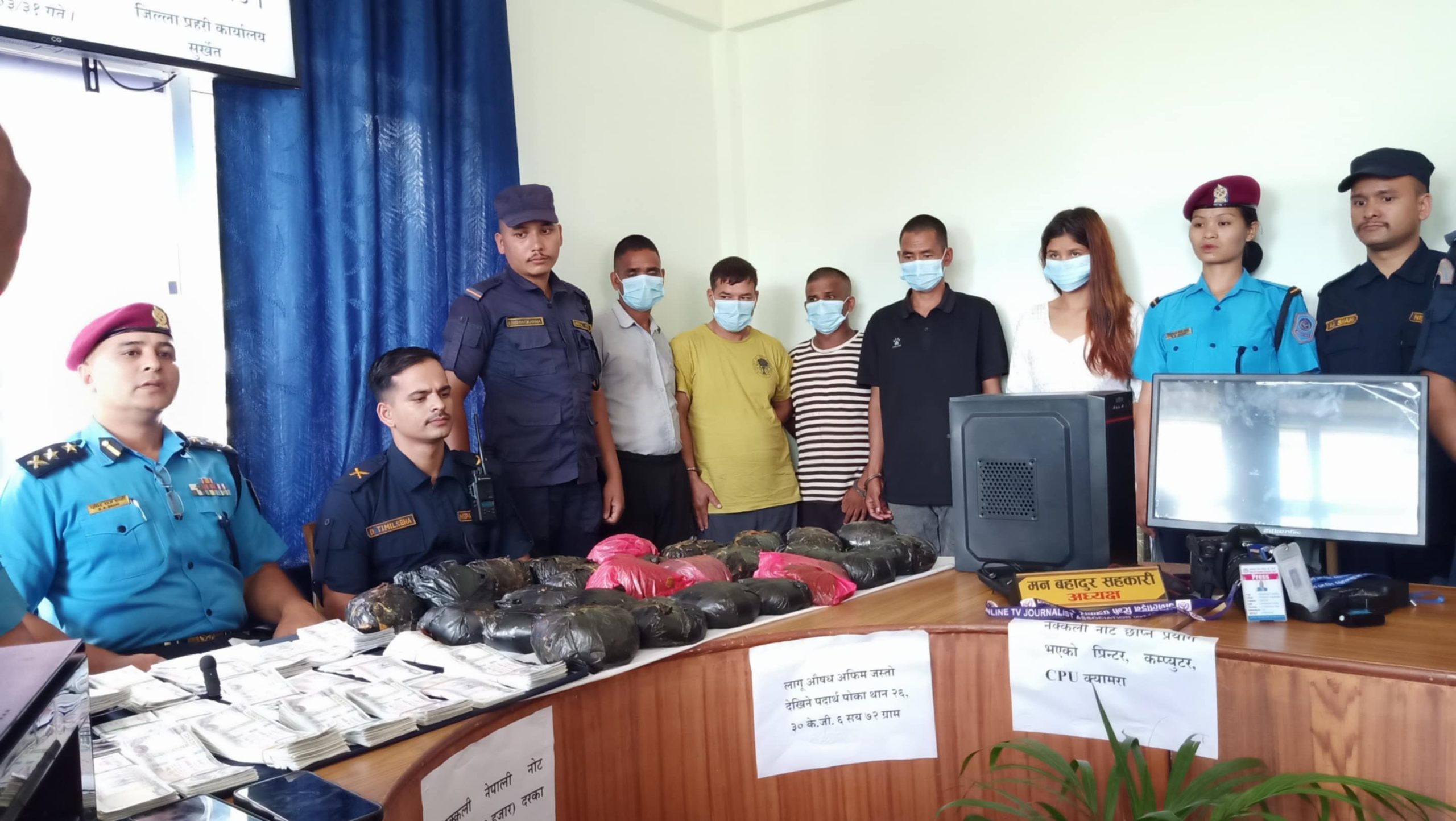 १३ लाख नक्कली नोट र ३० केजी अफिमसहित पाँच जना प्रकाउ